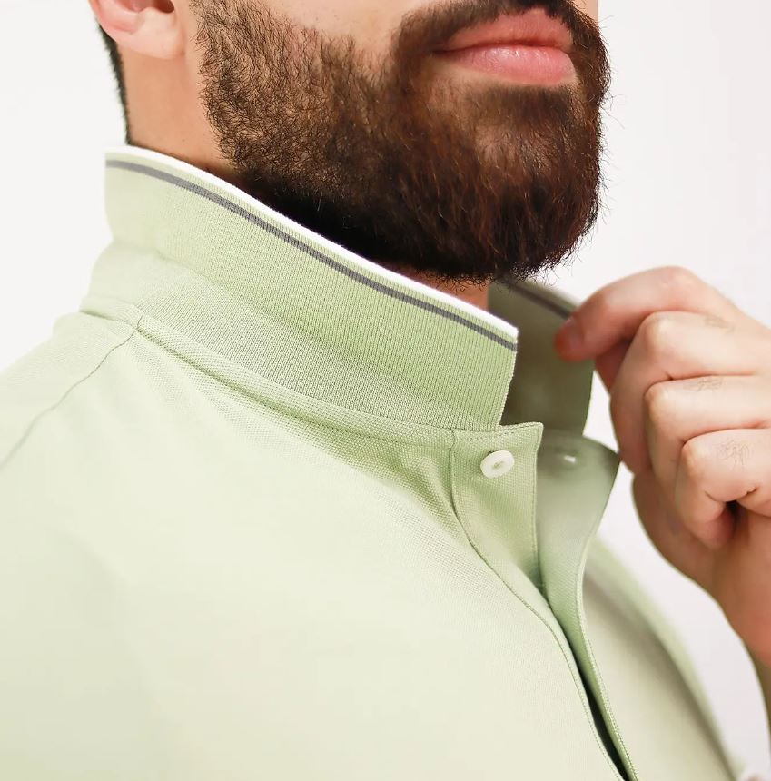 قميص بولو قطني/ليكرا بيكيه بياقة محبوكة وأكمام قصيرة وقصة ضيقة بلون موحد