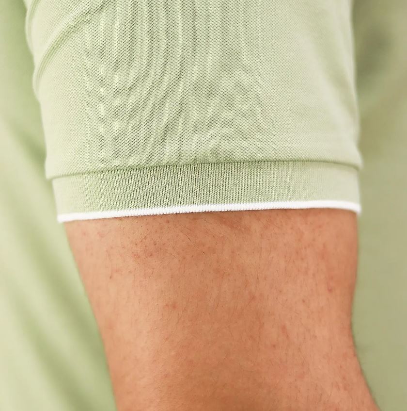 قميص بولو قطني/ليكرا بيكيه بياقة محبوكة وأكمام قصيرة وقصة ضيقة بلون موحد